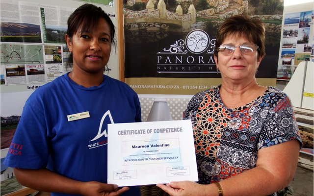 Maureen Valentine (links) ontvang haar sertifikaat van Glenda Kitley